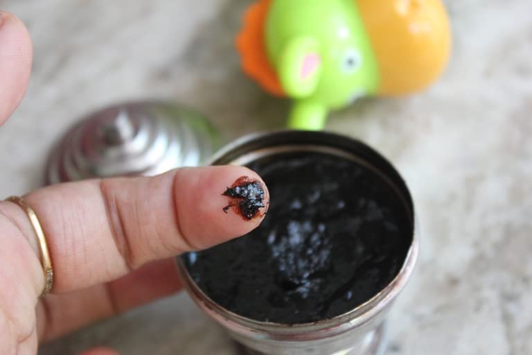 neotea Vengai Pottu Black Bindi For Babies, Liquid (4 Piece) - View 3 of 3