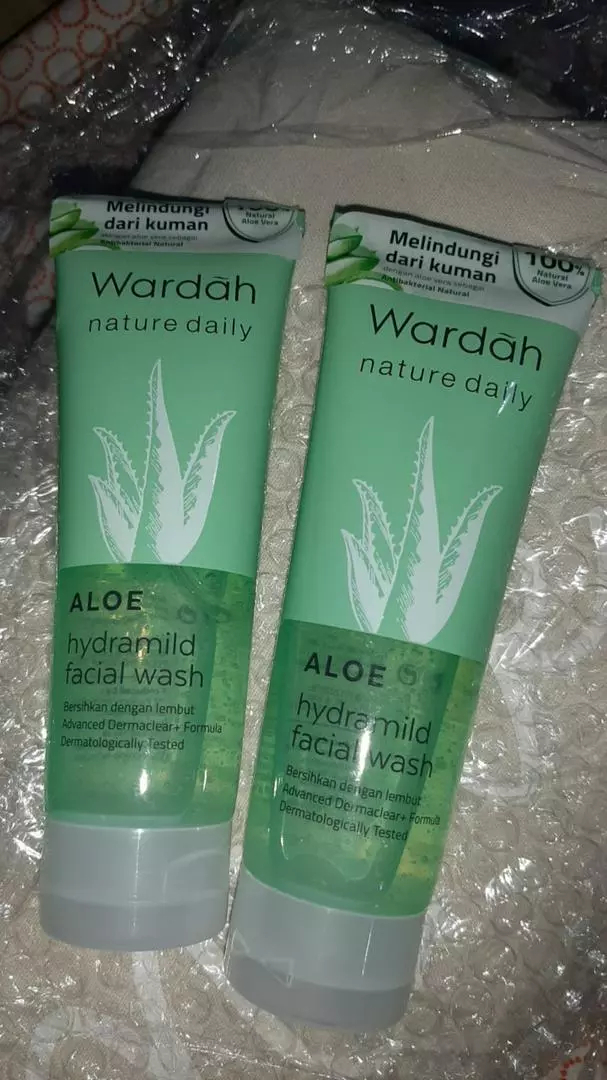 Wardah Nature Daily Aloe Hydramild Facial Wash 100ml gentle hydrating cleanser with Aloe Vera helping remove dirt and excess oil while soothing skin maintaining moisture balance and leaving face soft refreshed daily. - View 2 of 2