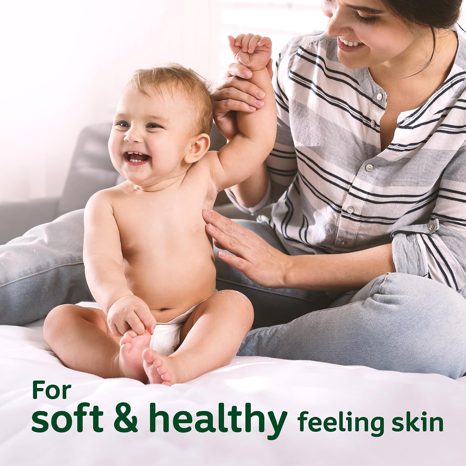 Johnson's Baby Powder, 99% Plant-Based Cornstarch Formula, Talc-Free, Moisture-Absorbing & Skin-Protecting, Classic Baby Fragrance, Dermatologist-Tested, 400g + 200g - View 5 of 6