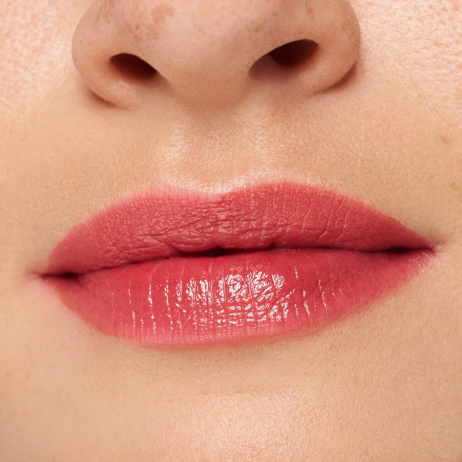 essence hydra kiss lip ink lipstick, no. 01, red, long-lasting, colouring effect, natural, shiny, vegan, no parabens, no microplastic particles, nanoparticles free, pack of 1 (4 ml) - View 4 of 5
